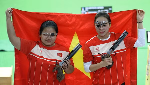Hai xạ thủ Trịnh Thu Vinh (phải) và Nguyễn Thùy Trang được kỳ vọng tạo đột phá tại ASIAD 20. Ảnh | N.T