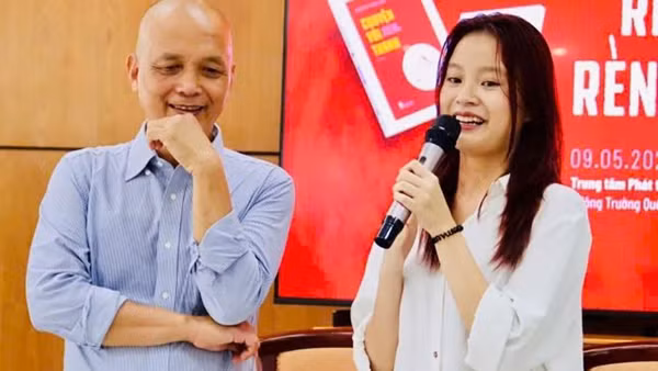 TS Nguyễn Thành Nam (trái) và sinh viên Hoài Thanh - nguyên mẫu trong sách - giao lưu với bạn đọc. Ảnh | TÚ LAM
