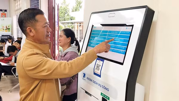 Người dân lấy số thứ tự làm thủ tục hành chính tại phường Langbiang-Đà Lạt (Lâm Đồng).