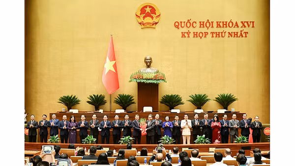 Chủ tịch Quốc hội Trần Thanh Mẫn tặng hoa chúc mừng các thành viên Chính phủ nhiệm kỳ 2026-2031. Ảnh | DUY LINH