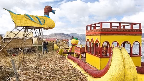 Những con thuyền du lịch độc đáo tết bằng cây sậy của người dân trên “đảo cỏ” hồ Titicaca.