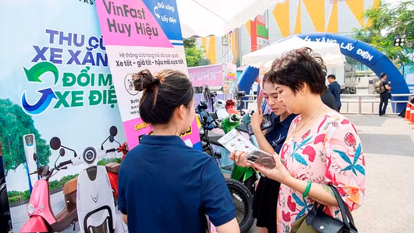 Nhiều người chuyển từ xe máy xăng sang xe máy điện để tiết kiệm chi phí năng lượng.