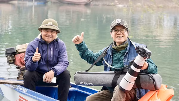 Nhà báo Đỗ Doãn Hoàng (phải) thực hiện phóng sự dài kỳ trên Nhân Dân cuối tuần về tình trạng đánh bắt cá trái phép trên hồ Thác Bà (Lào Cai), tháng 1/2026.