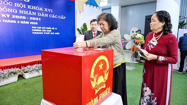 Cử tri bỏ phiếu tại khu vực bỏ phiếu số 12, phường Cửa Nam, thành phố Hà Nội.