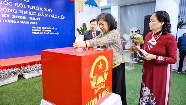 Cử tri bỏ phiếu tại khu vực bỏ phiếu số 12, phường Cửa Nam, thành phố Hà Nội.