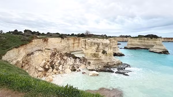 Cổng vòm tình yêu bị sụp.