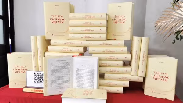 Cuốn sách “Tinh hoa cách mạng Việt Nam” được trưng bày tại buổi lễ.