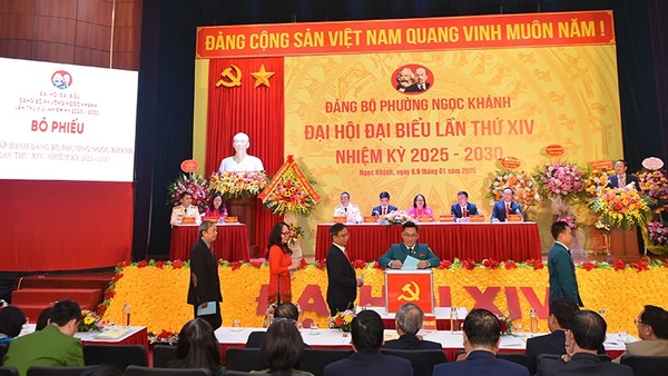 Các đại biểu bỏ phiếu bầu Ban Chấp hành Đảng bộ phường Ngọc Khánh, quận Ba Đình (Hà Nội) khóa XIV.