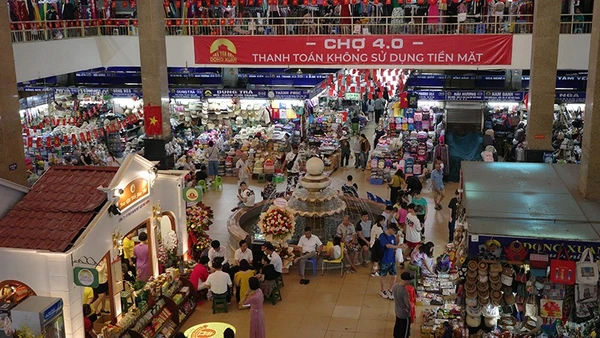 Chợ 4.0 Đồng Xuân, nhiều hộ kinh doanh vẫn thu tiền mặt khi bán hàng.