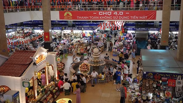 Chợ 4.0 Đồng Xuân, nhiều hộ kinh doanh vẫn thu tiền mặt khi bán hàng.