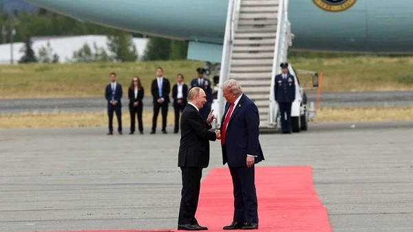 Tổng thống Mỹ Donald Trump gặp Tổng thống Nga Vladimir Putin tại Alaska. Ảnh trong bài | Reuters