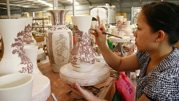 Vẽ trang trí trên sản phẩm tại Công ty cổ phần gốm Chu Đậu (Hải Phòng). Ảnh | KHIẾU MINH