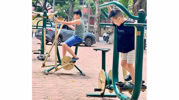 Ngày càng nhiều khu vực có máy tập thể dục công cộng miễn phí tại Hà Nội. Ảnh | KIÊN MINH