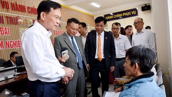 Chủ tịch UBND tỉnh Lâm Đồng (mới) Hồ Văn Mười trao đổi với người dân khi đến làm thủ tục hành chính tại phường Xuân Trường - Đà Lạt.