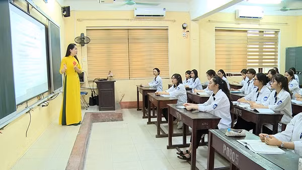 Thầy cô đồng hành với học sinh trước ngày thi tốt nghiệp THPT.