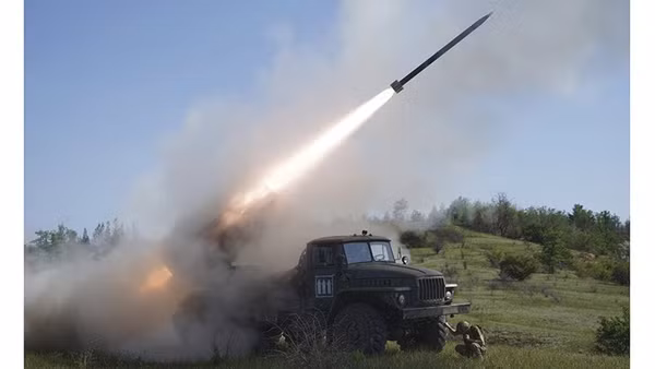 Lính Ukraine bắn tên lửa ở khu vực Donetsk ngày 3/6. Ảnh | AP