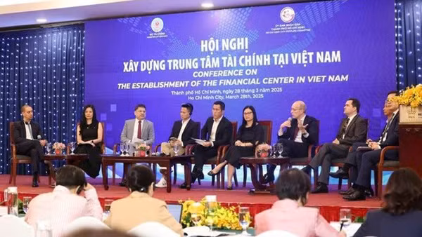 Các diễn giả tham gia thảo luận về các sáng kiến đột phá phát triển Trung tâm tài chính tại Việt Nam.