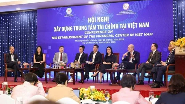 Các diễn giả tham gia thảo luận về các sáng kiến đột phá phát triển Trung tâm tài chính tại Việt Nam.