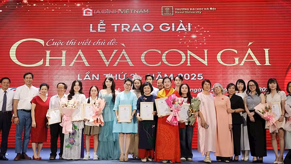 Các tác giả đoạt giải chụp ảnh lưu niệm tại Lễ tổng kết và trao giải Cuộc thi viết “Cha và con gái” lần thứ ba. Ảnh | KHIẾU MINH