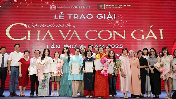 Các tác giả đoạt giải chụp ảnh lưu niệm tại Lễ tổng kết và trao giải Cuộc thi viết “Cha và con gái” lần thứ ba. Ảnh | KHIẾU MINH