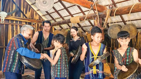 Già làng truyền dạy lớp trẻ đánh cồng chiêng tại làng du lịch Cơ Ho Cil, phường Cam Ly-Đà Lạt.