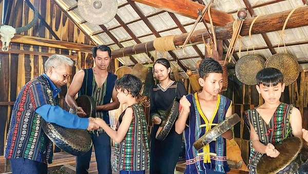 Già làng truyền dạy lớp trẻ đánh cồng chiêng tại làng du lịch Cơ Ho Cil, phường Cam Ly-Đà Lạt.