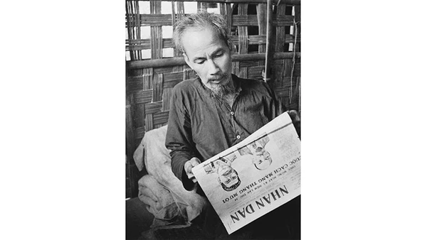 Bác Hồ đọc Báo Nhân Dân tại chiến khu Việt Bắc. Ảnh | Tư liệu