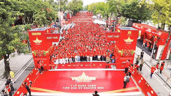 Chương trình đi bộ toàn quốc “Cùng Việt Nam tiến bước”.