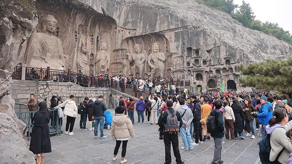 Long Môn Thạch quật là điểm đến không thể bỏ qua của du khách, khi đến với cố đô Lạc Dương. Ảnh | HOÀI NAM
