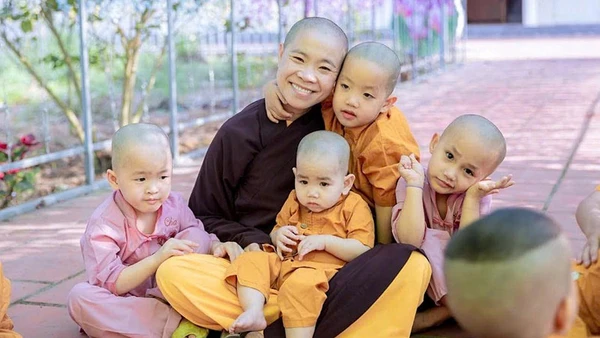 Sư Thích Đàm Ngoan và các bé ở Trung tâm Từ thiện xã hội chùa Hồi Long.