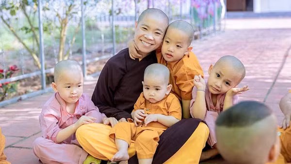 Sư Thích Đàm Ngoan và các bé ở Trung tâm Từ thiện xã hội chùa Hồi Long.