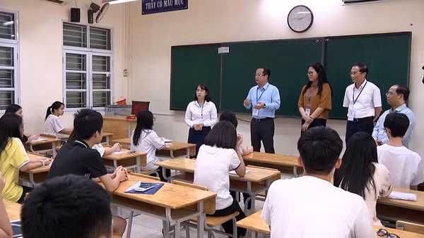 Lãnh đạo Sở Giáo dục và Đào tạo Hà Nội động viên thí sinh tại một điểm thi vào lớp 10 năm học 2025-2026.