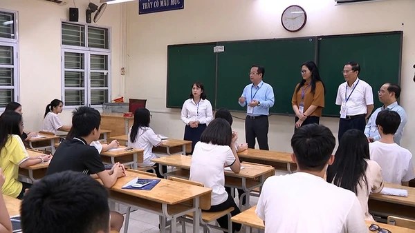Lãnh đạo Sở Giáo dục và Đào tạo Hà Nội động viên thí sinh tại một điểm thi vào lớp 10 năm học 2025-2026.
