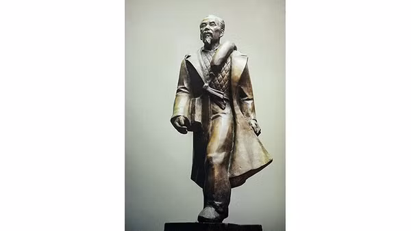 Người cha của các lực lượng vũ trang, 1984, tượng thạch cao của Nguyễn Minh Đỉnh.