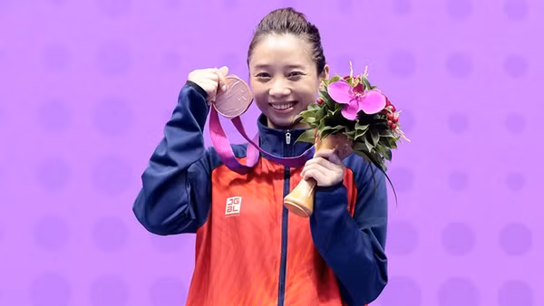 Thúy Vi và tấm HCĐ ASIAD 19. Ảnh | QUÝ LƯỢNG