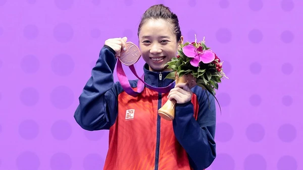 Thúy Vi và tấm HCĐ ASIAD 19. Ảnh | QUÝ LƯỢNG