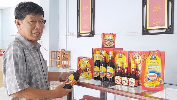 Ông Danh Phú với những sản phẩm một đời tâm huyết.