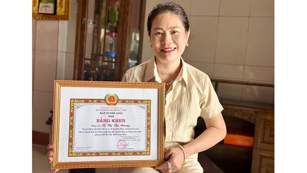 Nhiều bằng khen của các cấp, ngành là phần thưởng động viên chị Tạ Thị Thu Hương tiếp tục làm nhiều việc ý nghĩa cho cộng đồng.
