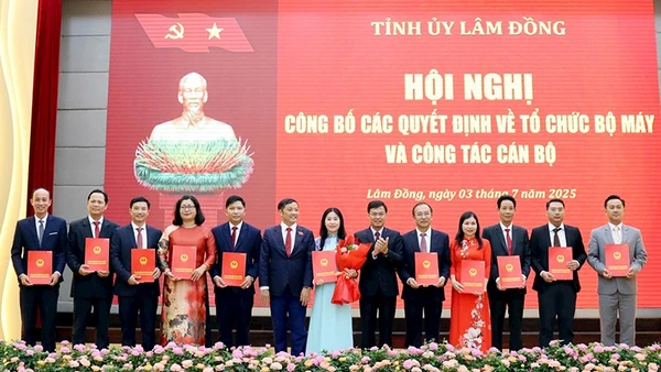 Lãnh đạo Ủy ban nhân dân tỉnh Lâm Đồng (mới) trao các Quyết định bổ nhiệm Giám đốc và Phó Giám đốc Sở Giáo dục và Đào tạo. Ảnh | MAI VĂN BẢO