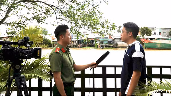 Thượng úy Lê Tuấn Khanh (trái) sẵn sàng cống hiến sức trẻ tại địa phương mới.