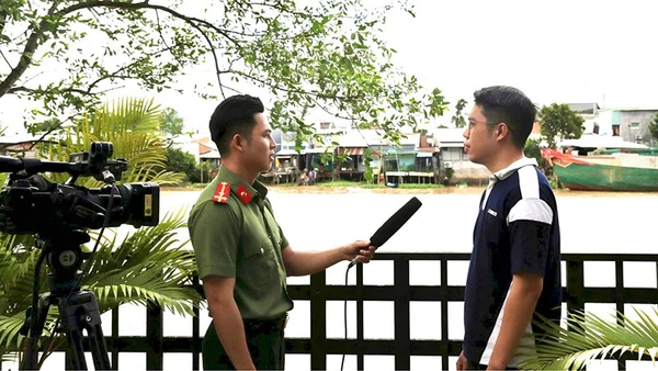 Thượng úy Lê Tuấn Khanh (trái) sẵn sàng cống hiến sức trẻ tại địa phương mới.