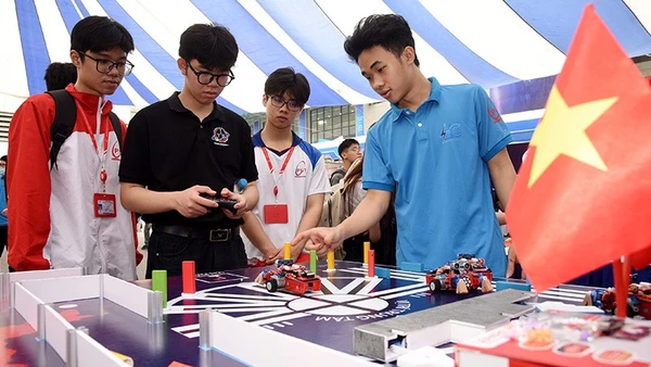 Trải nghiệm thực hành Robot do sinh viên ngành Công nghệ thông tin - Học viện Công nghệ Bưu chính Viễn thông nghiên cứu và phát triển.