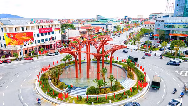 Đường phố rực rỡ cờ hoa trong những ngày diễn ra Đại hội Đảng bộ tỉnh Hà Tĩnh, nhiệm kỳ 2025-2030.