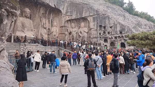 Long Môn Thạch quật là điểm đến không thể bỏ qua của du khách, khi đến với cố đô Lạc Dương. Ảnh | HOÀI NAM