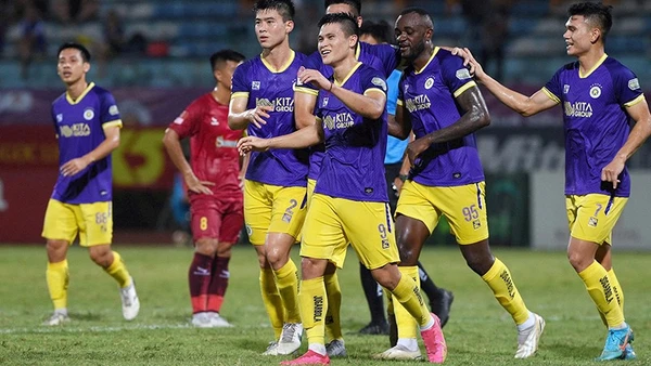 Tuấn Hải (9) ăn mừng cùng đồng đội tại CLB Hà Nội.