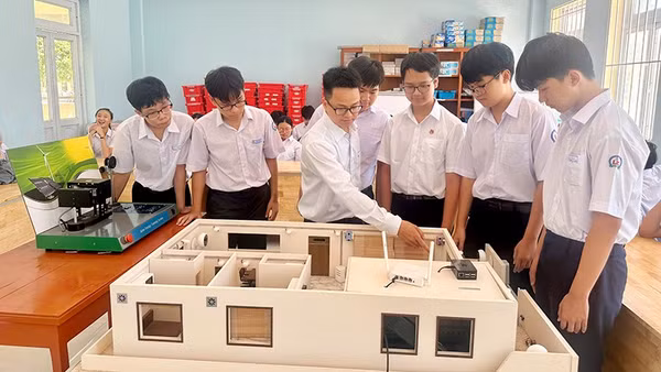 Gắn kết giữa giảng dạy lý thuyết và mô hình thực hành, nghiên cứu khoa học giúp nhiều học sinh trường THPT chuyên Lê Khiết đạt kết quả cao tại các kỳ thi Quốc gia.