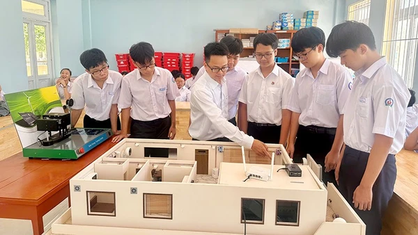 Gắn kết giữa giảng dạy lý thuyết và mô hình thực hành, nghiên cứu khoa học giúp nhiều học sinh trường THPT chuyên Lê Khiết đạt kết quả cao tại các kỳ thi Quốc gia.