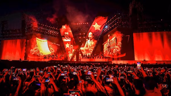 Chương trình “Tổ quốc trong tim” do Báo Nhân Dân phối hợp UBND thành phố Hà Nội tổ chức, mang lại nhiều ấn tượng và cảm xúc với 50 nghìn khán giả.