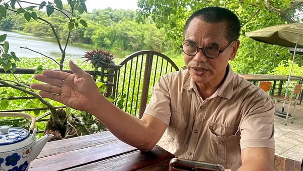 Nhà điêu khắc Phan Đình Tiến.