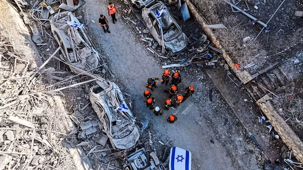 Lực lượng cứu hộ tại một khu dân cư ở Ramat Gan (Israel), sau cuộc tấn công bằng tên lửa từ Iran vào Israel, ngày 14/6. Ảnh | REUTERS